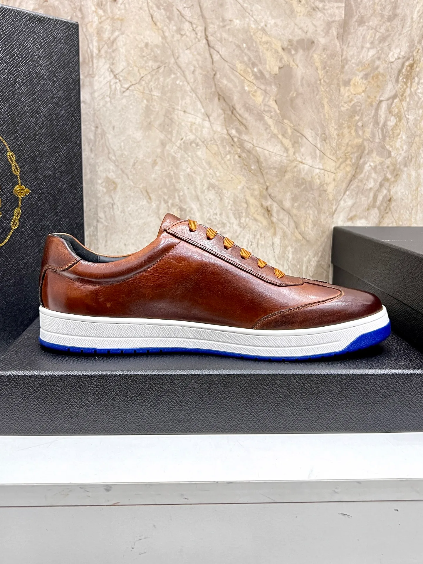 💰620 Prada classic men’s lace-up casual shoes｜Imported cowhide upper｜Layered stitching design on the upper Lightweight and breathable｜Soft and comfortable｜PRADA letters on the side｜Distinctive sporty style Showing the brand style｜Lightweight embossed rubber sole｜With cowhide foot pad lining｜Excellent foot feel Fashionable and elegant｜Size: 38-44 (customized at 45)